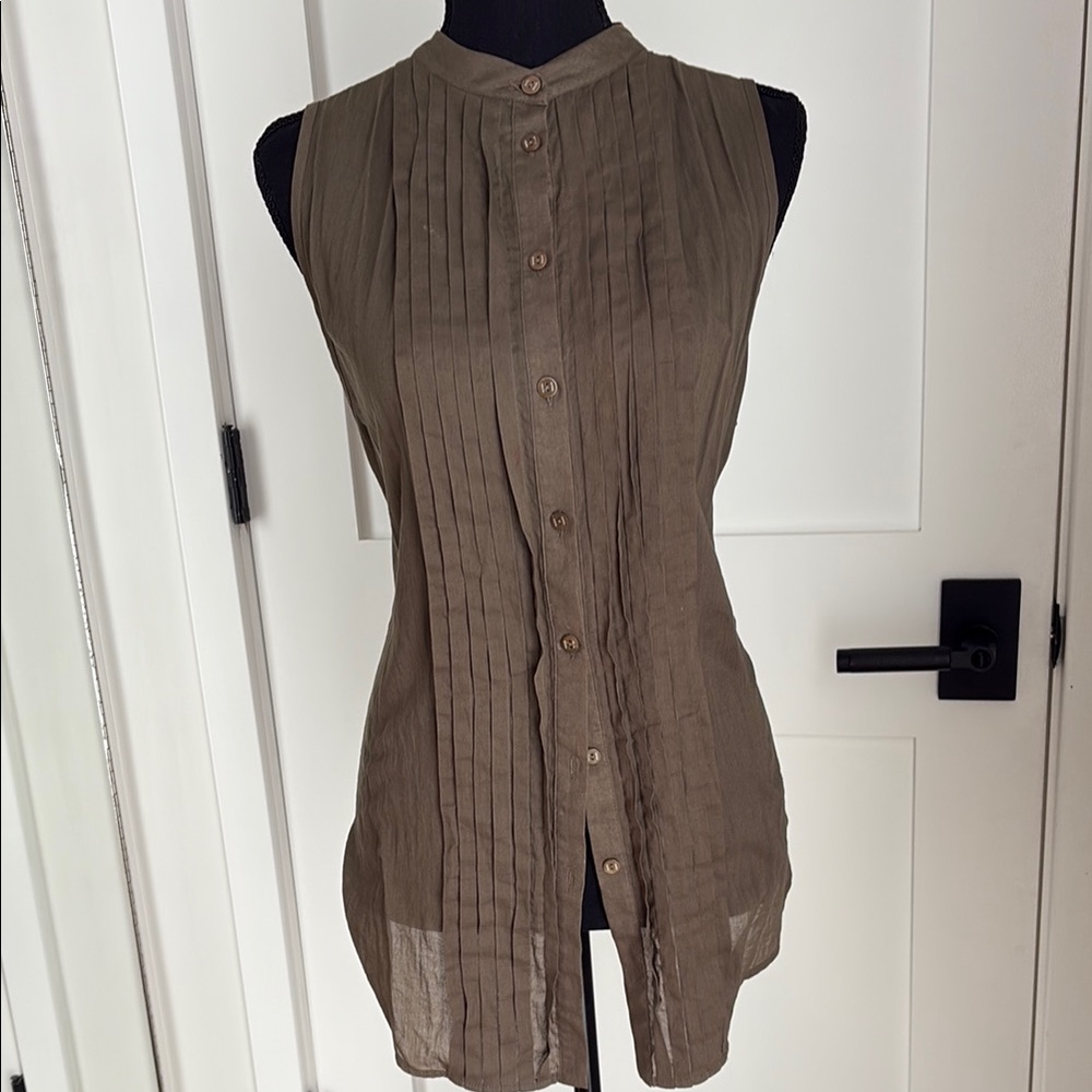 Women's Sleeveless Button-Up Top